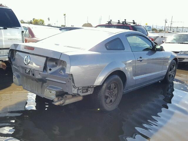 1ZVFT80N865250557 - 2006 FORD MUSTANG GRAY photo 4