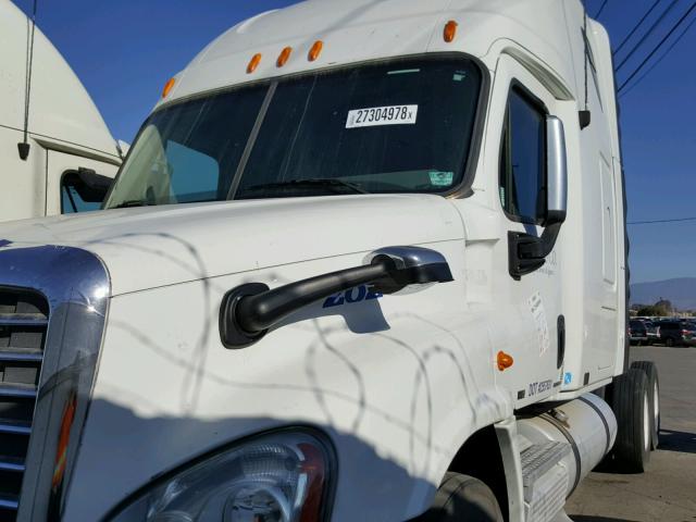 1FUJGLDR3ASAV6347 - 2010 FREIGHTLINER CASCADIA 1 WHITE photo 2