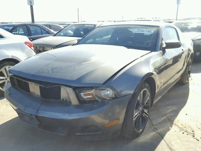1ZVBP8AMXC5281426 - 2012 FORD MUSTANG GRAY photo 2
