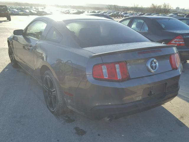 1ZVBP8AMXC5281426 - 2012 FORD MUSTANG GRAY photo 3