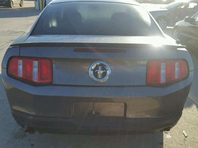 1ZVBP8AMXC5281426 - 2012 FORD MUSTANG GRAY photo 9