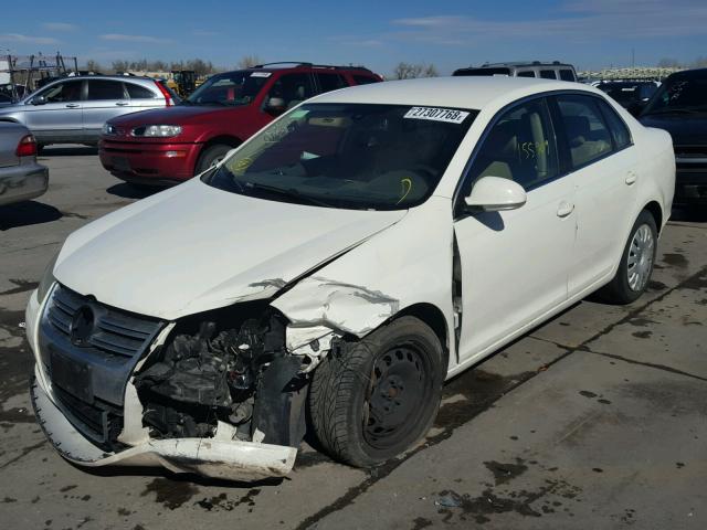 3VWRF71K15M631825 - 2005 VOLKSWAGEN NEW JETTA WHITE photo 2