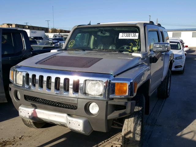 5GTEN13E988100401 - 2008 HUMMER H3 GRAY photo 2