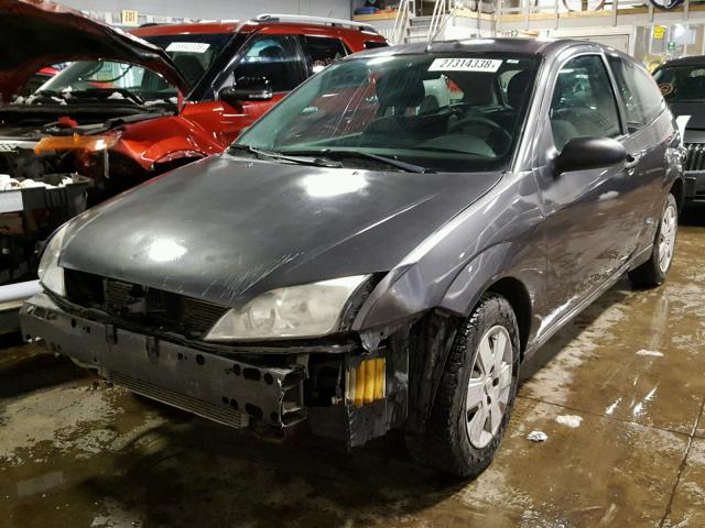 1FAFP31N77W268705 - 2007 FORD FOCUS ZX3 GRAY photo 2