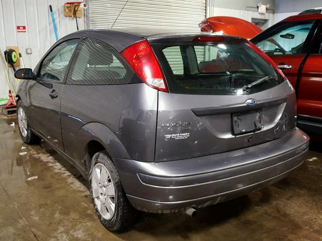 1FAFP31N77W268705 - 2007 FORD FOCUS ZX3 GRAY photo 3