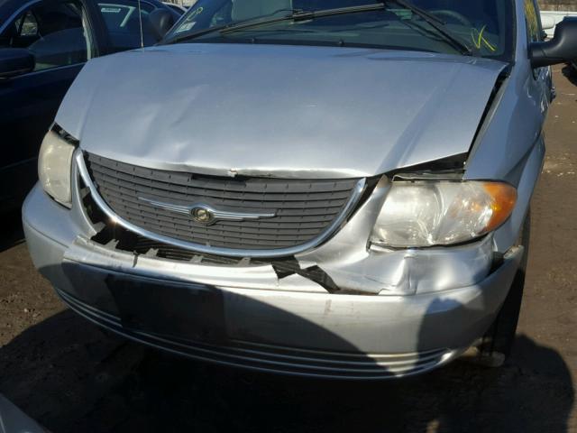 2C4GP44333R132959 - 2003 CHRYSLER TOWN & COU SILVER photo 9