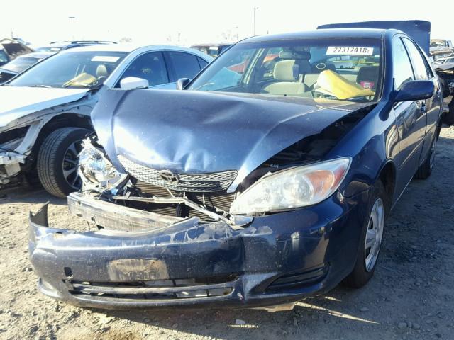 JTDBE32K820030926 - 2002 TOYOTA CAMRY LE BLUE photo 2