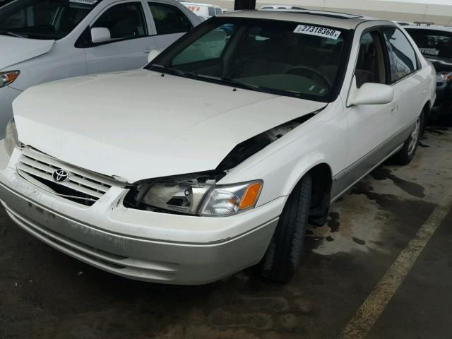 JT2BG28K1X0335325 - 1999 TOYOTA CAMRY LE WHITE photo 2