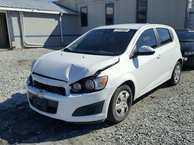 1G1JA6SH7F4114241 - 2015 CHEVROLET SONIC LS 白色 照片 2