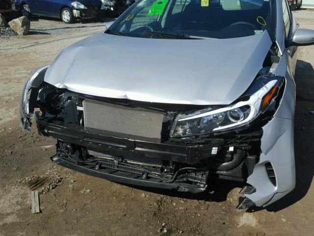 3KPFK4A73HE071462 - 2017 KIA FORTE LX SILVER photo 9