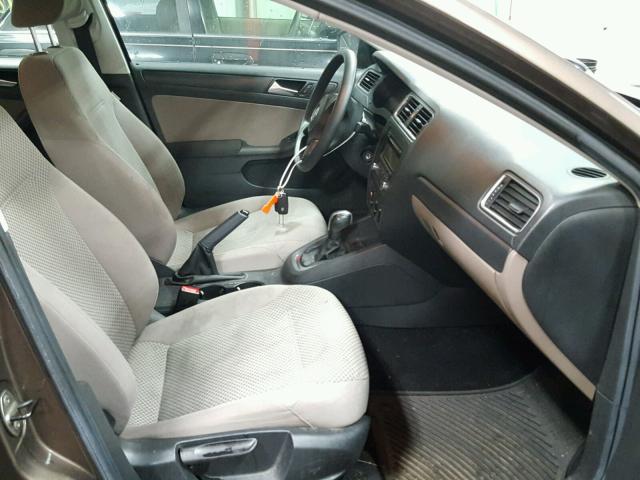 3VW2K7AJXBM113616 - 2011 VOLKSWAGEN JETTA BASE 棕色 照片 5