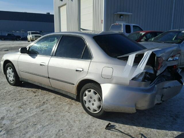 1HGCG5642WA811982 - 1998 HONDA ACCORD LX SILVER photo 3