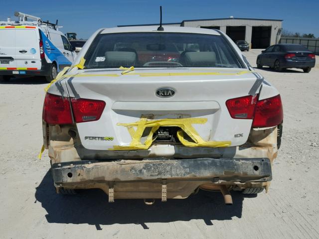 KNAFU4A21B5401615 - 2011 KIA FORTE EX WHITE photo 9