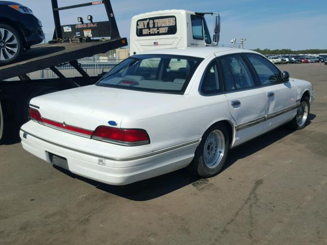 2FALP74W4PX142921 - 1993 FORD CROWN VICT WHITE photo 4