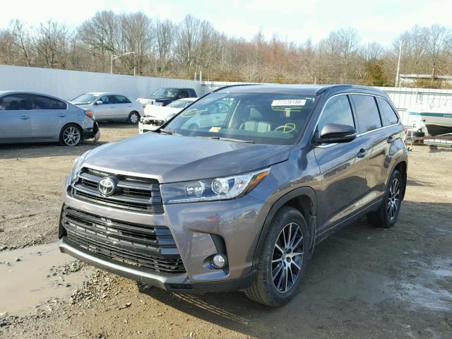 5TDJZRFH7HS445646 - 2017 TOYOTA HIGHLANDER GRAY photo 2