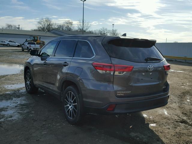 5TDJZRFH7HS445646 - 2017 TOYOTA HIGHLANDER GRAY photo 3