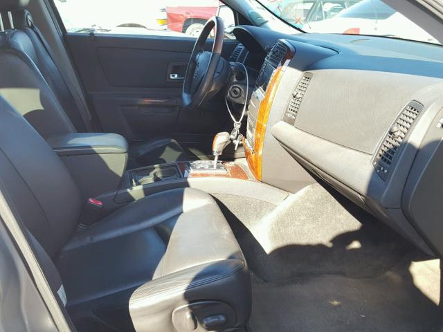 1GYDE63A640113042 - 2004 CADILLAC SRX SILVER photo 5