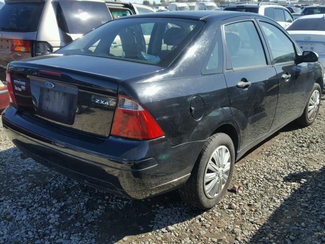 1FAHP34NX6W117814 - 2006 FORD FOCUS ZX4 BLACK photo 4