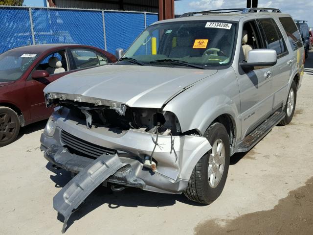5LMFU27R24LJ33709 - 2004 LINCOLN NAVIGATOR SILVER photo 2