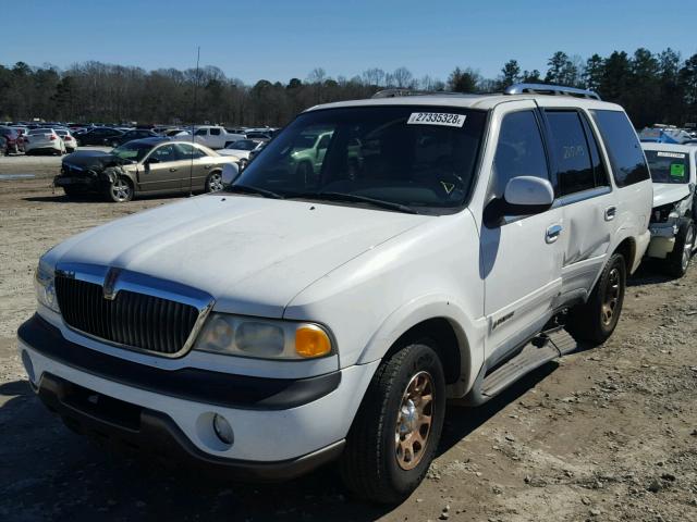 5LMRU27L1WLJ46673 - 1998 LINCOLN NAVIGATOR WHITE photo 2