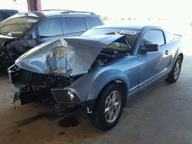 1ZVFT80NX65265352 - 2006 FORD MUSTANG BLUE photo 2