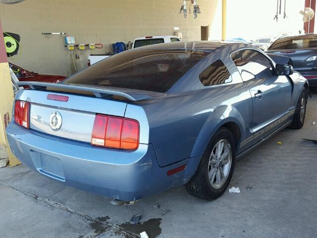 1ZVFT80NX65265352 - 2006 FORD MUSTANG BLUE photo 4