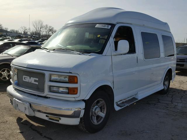 1GDFG15R021208102 - 2002 GMC SAVANA RV WHITE photo 2