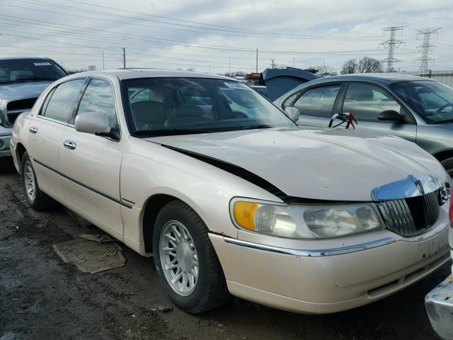 1LNFM83W1WY619161 - 1998 LINCOLN TOWN CAR C CREAM photo 1