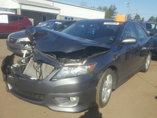 4T1BF3EK5BU216212 - 2011 TOYOTA CAMRY BASE GRAY photo 2