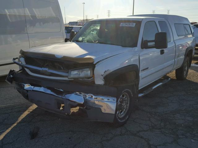 1GCHK29U03E110052 - 2003 CHEVROLET SILVERADO WHITE photo 2