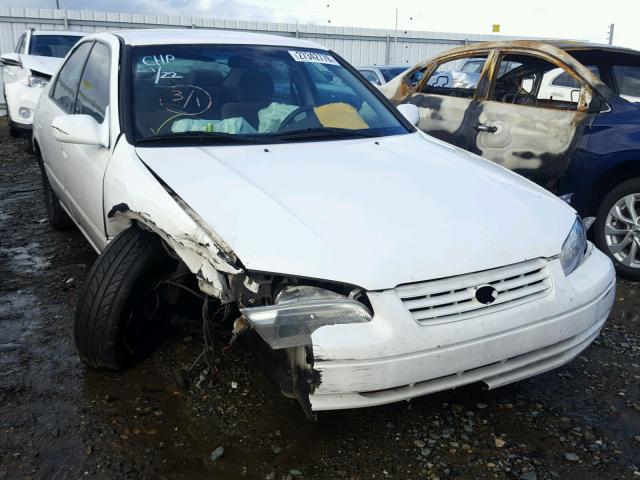 JT2BG22K8W0236959 - 1998 TOYOTA CAMRY CE WHITE photo 1