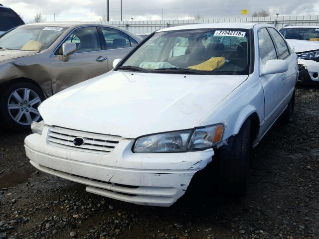 JT2BG22K8W0236959 - 1998 TOYOTA CAMRY CE WHITE photo 2