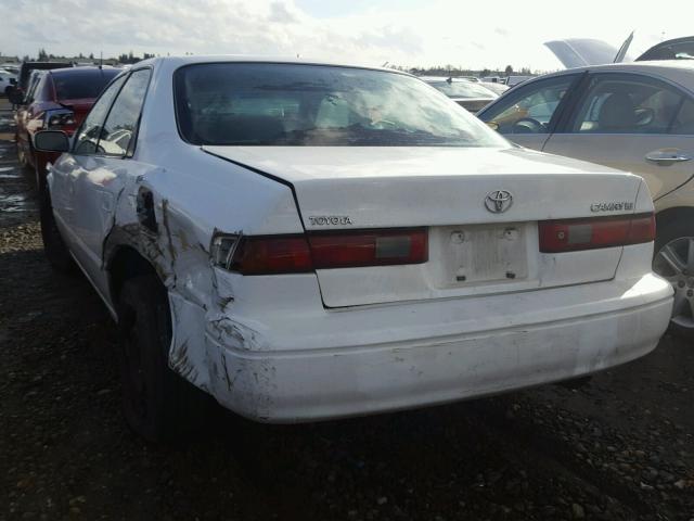 JT2BG22K8W0236959 - 1998 TOYOTA CAMRY CE WHITE photo 3