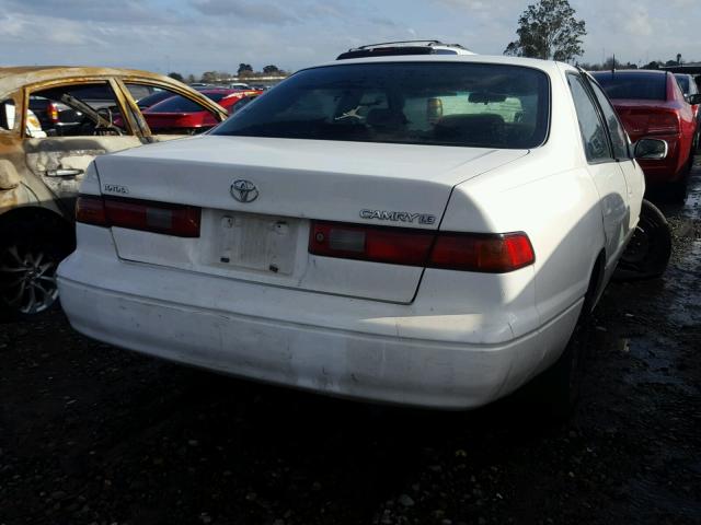 JT2BG22K8W0236959 - 1998 TOYOTA CAMRY CE WHITE photo 4