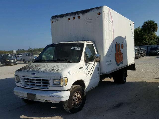 1FDKE37H4THA29817 - 1996 FORD ECONOLINE WHITE photo 2