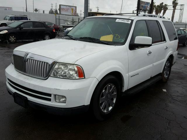 5LMFU275X5LJ01427 - 2005 LINCOLN NAVIGATOR WHITE photo 2