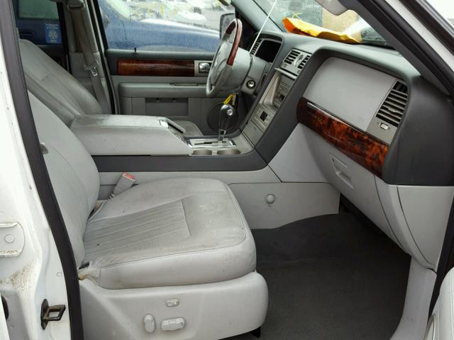 5LMFU275X5LJ01427 - 2005 LINCOLN NAVIGATOR WHITE photo 5