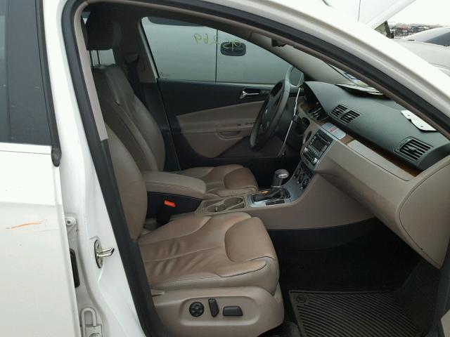 WVWEK93C18P068000 - 2008 VOLKSWAGEN PASSAT LUX WHITE photo 5