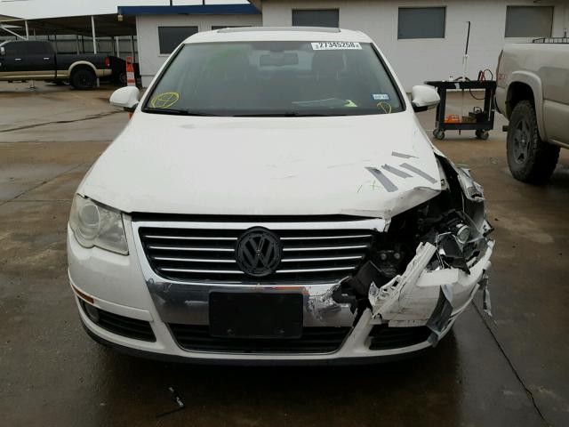 WVWEK93C18P068000 - 2008 VOLKSWAGEN PASSAT LUX WHITE photo 9