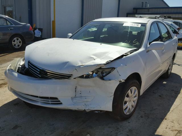 4T1BE32K65U557985 - 2005 TOYOTA CAMRY LE WHITE photo 2