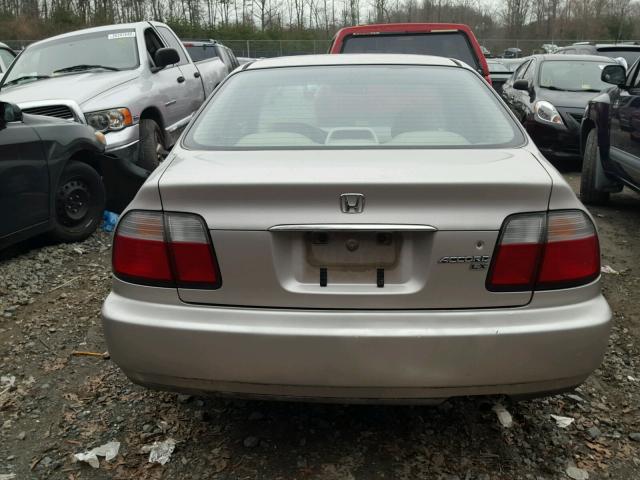 1HGCD5636VA136961 - 1997 HONDA ACCORD LX SILVER photo 9