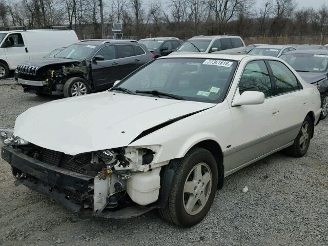 JT2BG22K410573086 - 2001 TOYOTA CAMRY CE WHITE photo 2