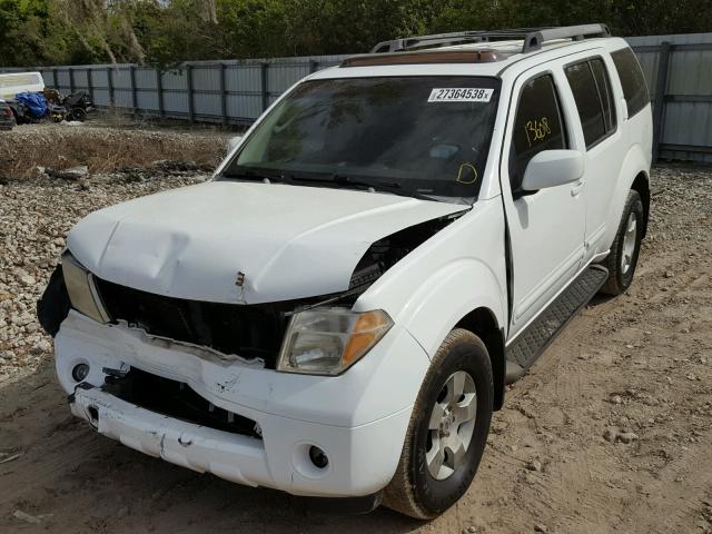 5N1AR18U05C775584 - 2005 NISSAN PATHFINDER WHITE photo 2