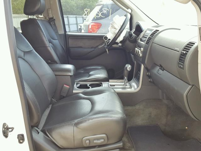 5N1AR18U05C775584 - 2005 NISSAN PATHFINDER WHITE photo 5