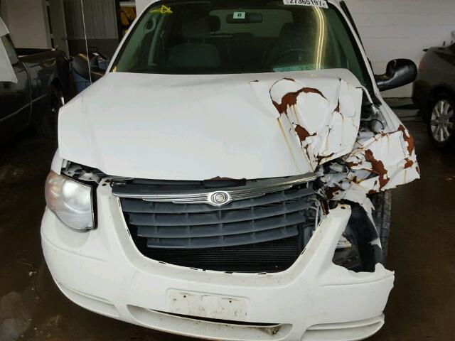 2A4GP44RX6R753165 - 2006 CHRYSLER TOWN & COU WHITE photo 7