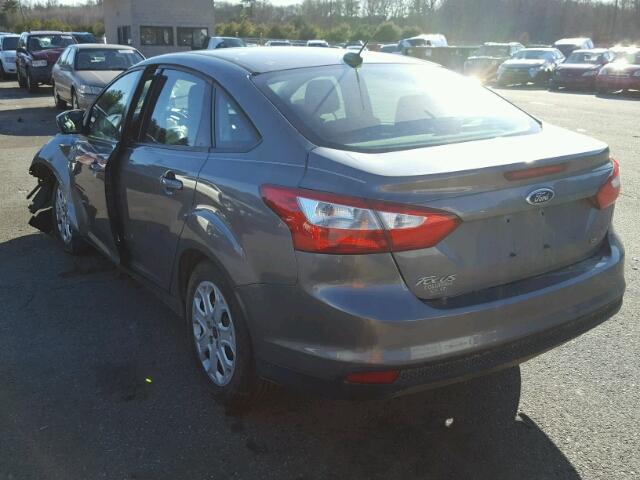 1FAHP3F26CL113307 - 2012 FORD FOCUS SE GRAY photo 3