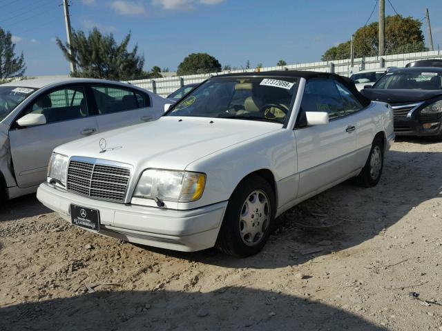 WDBEA66E9SC181981 - 1995 MERCEDES-BENZ E 320 WHITE photo 2