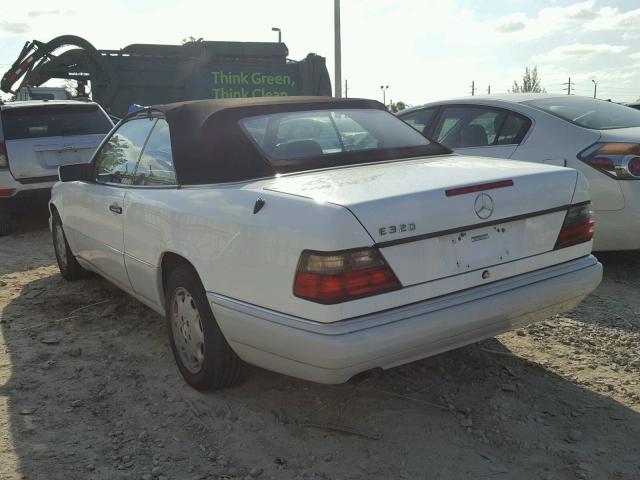 WDBEA66E9SC181981 - 1995 MERCEDES-BENZ E 320 WHITE photo 3