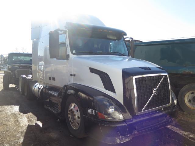 4V4NC9GH25N394645 - 2005 VOLVO VN VNL WHITE photo 1