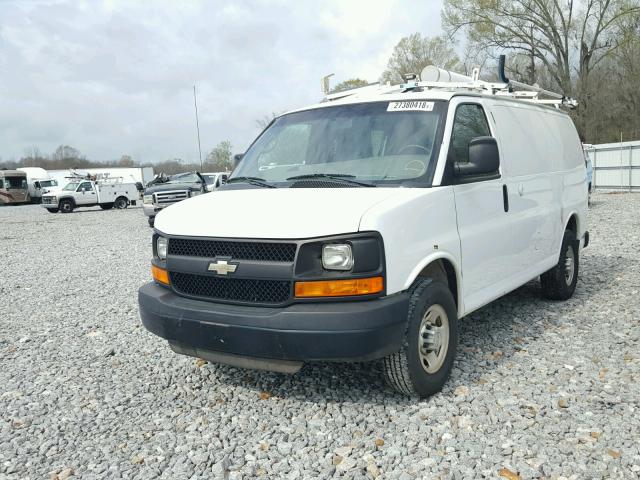 1GCWGFCA5D1141059 - 2013 CHEVROLET EXPRESS G2 WHITE photo 2